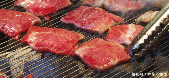 爆笑gif动图:甜美的笑容,我真的被迷住了!