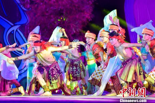 琼台少数民族在海南嬉水节大型民族歌舞晚会上共跳欢乐舞