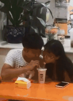 我和我女朋友是一见钟情,然后就在一起了,交往了4个月,有天晚上,租的