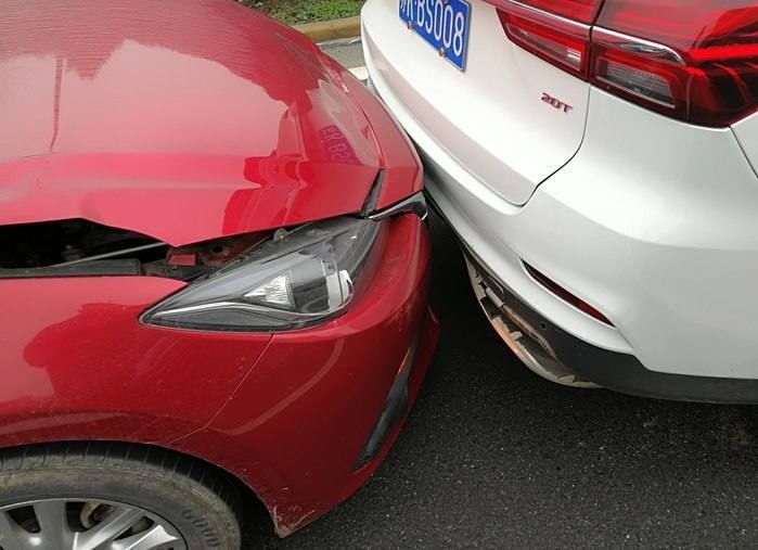 荣威rx5遭马自达昂克赛拉追尾,车主:国产车质量已超越