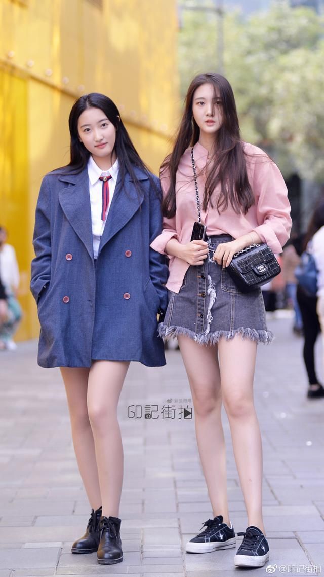 街拍,高颜值姐妹花,校园女神即视感,目测身高有1米8