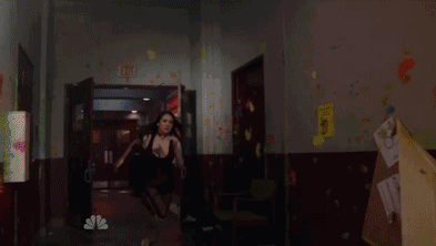 搞笑gif图:妹子这么大的负重,跑起来会很累吧