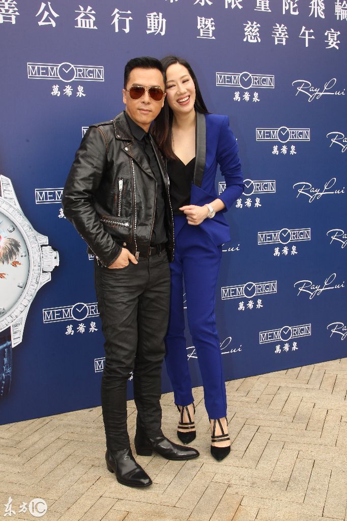吕良伟甄子丹携妻子出席某手表品牌活动,幕后老板现身