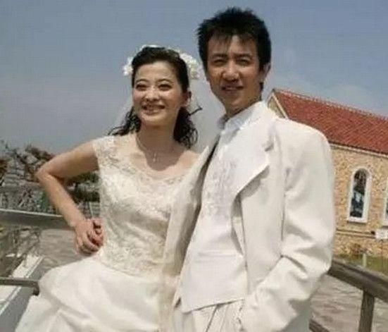 一直到结婚四年后,梅婷还在公众面前称赞老公鄢颇是个靠谱的男人.