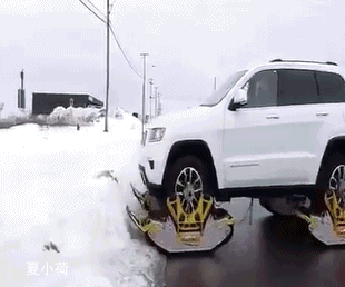 搞笑gif:雪天路滑不用愁,穿双防滑鞋就好了!