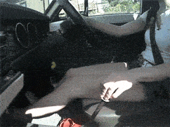 惊心动魄三十秒:女司机报复交通信号灯