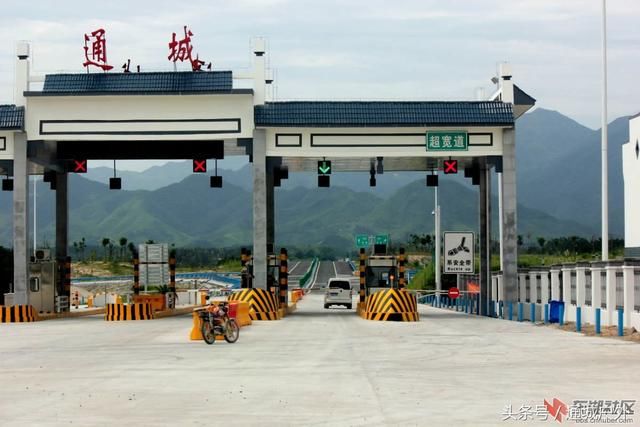 和南线两个方案,中线由岳阳经 通城北港,大坪,崇阳沙坪,通山楠林桥至