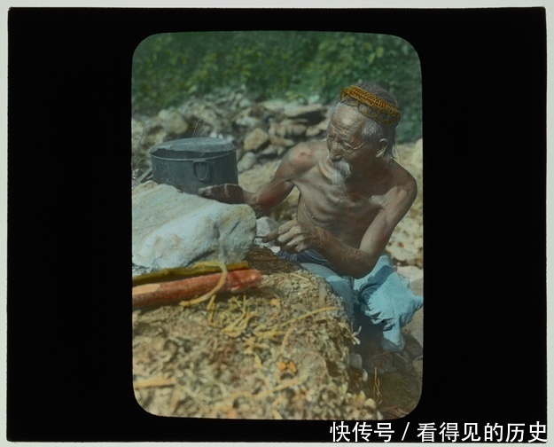 野外生火做饭的老人,光着膀子.