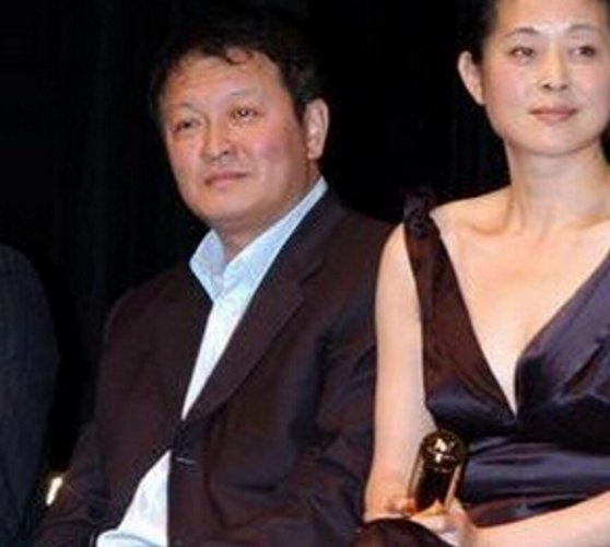 57岁央视主持人倪萍现任老公杨亚洲近照