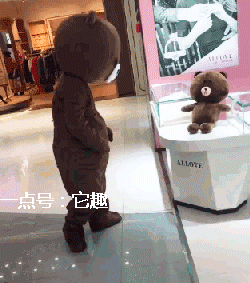 搞笑gif:看小姐姐走路的姿势,你怀的是社会大哥啊!