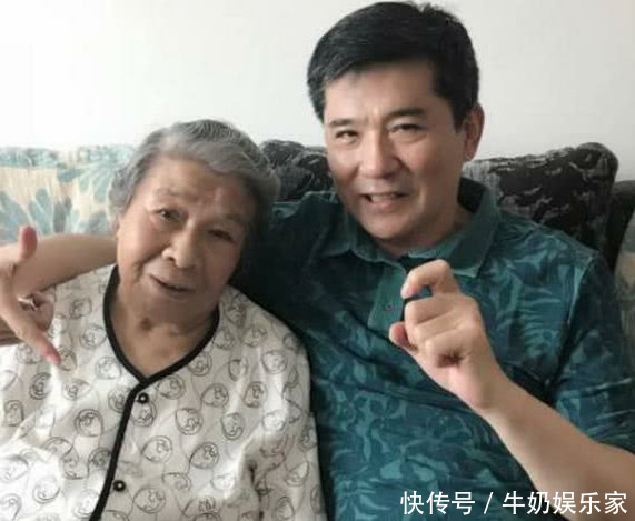 61岁孙淳近照,没有子嗣依然过得幸福,老婆美艳不输