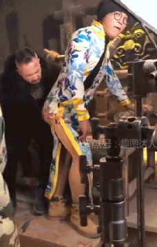 搞笑gif图:妹子涂完口红后,吃饭的动作真是吓到我了