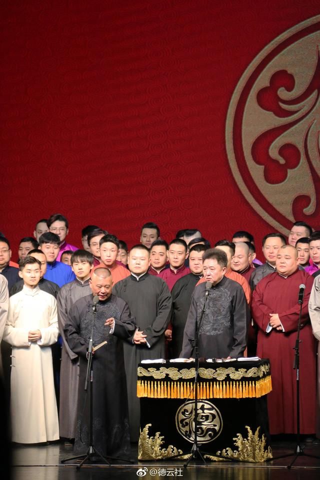 德云社师兄弟大聚会,小岳岳与辫儿哥同框自拍,都是台柱子啊!