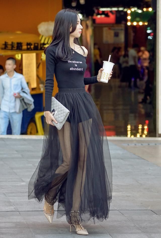 时尚街拍美女:好美的小姐,而且她穿我最喜欢的高跟鞋.