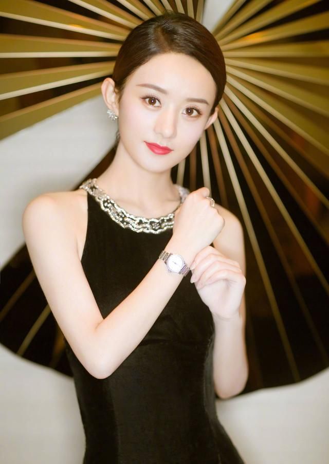 赵丽颖短发配上黑色礼服,简直不能再美!