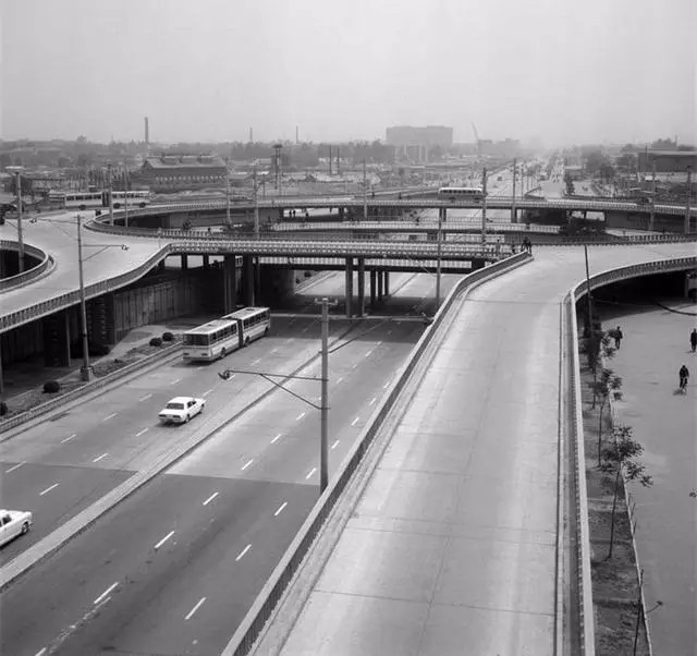 1980年12月22日,北京首座三层立交桥西直门桥通车,为数不多的几辆车