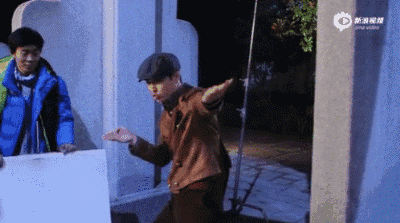 喜欢尬舞的不只是杨幂和赵又廷,张艺兴在《老九门》里,一言不合舞蹈就