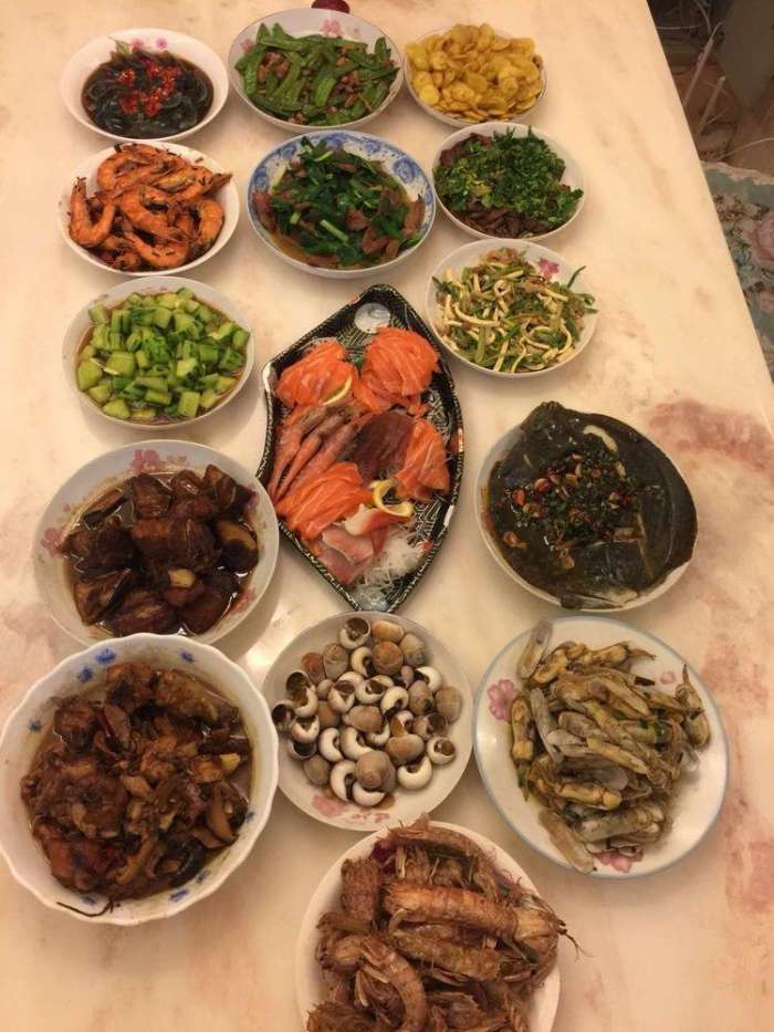 员工准备了四桌家常菜,你猜老板会去谁家蹭饭?