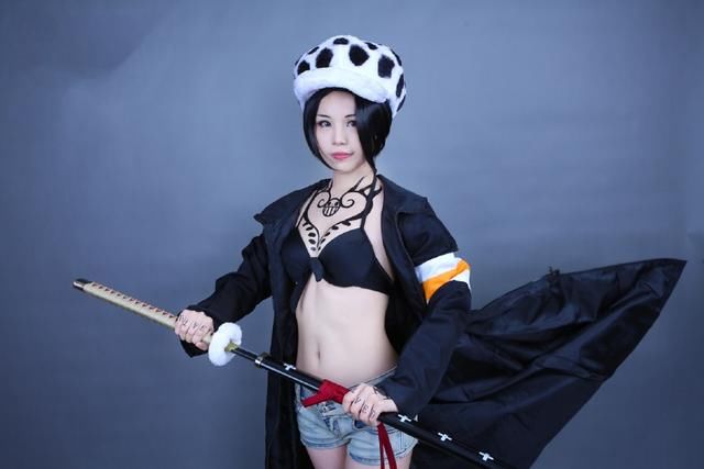 海贼王:海贼王真人版你见过吗?索隆美如画,女版艾斯身材无敌!