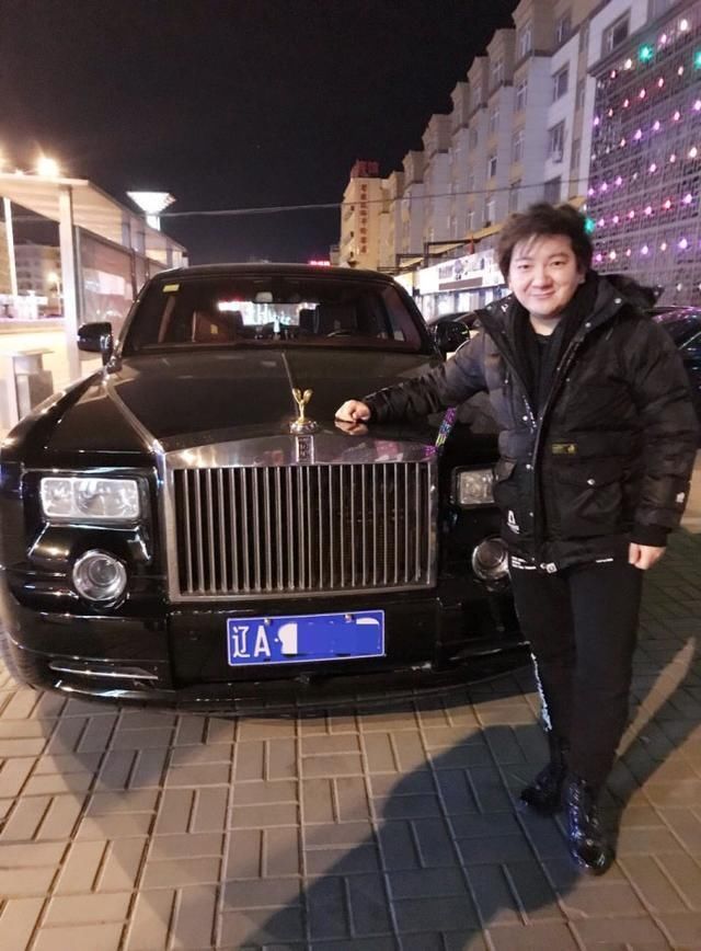 杨臣刚晒照去公主岭演出,好兄弟开劳斯莱斯去接他让