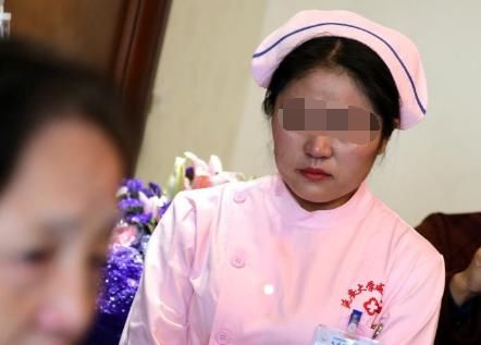 6斤女婴顺产出来,护士贺喜,医生看了婴儿一眼,立马喊