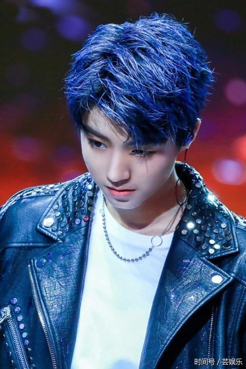 蓝色头发的王俊凯如性感小野猫,哪位明星的蓝色头发能