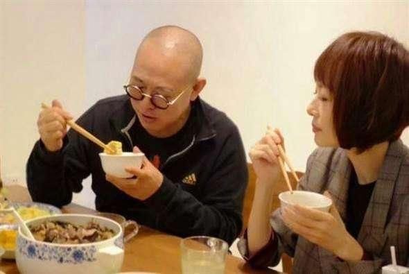 李连杰因病憔悴如80岁老人?曝豪宅吃饭照