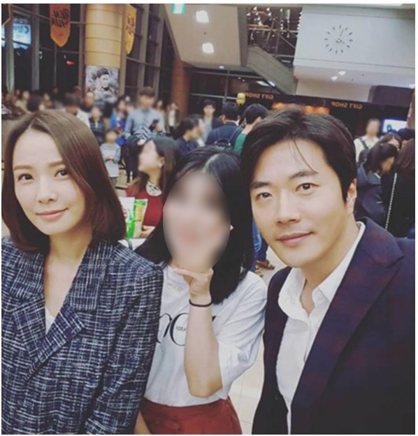 权相佑孙泰英夫妇看演出 结婚十年感情浓