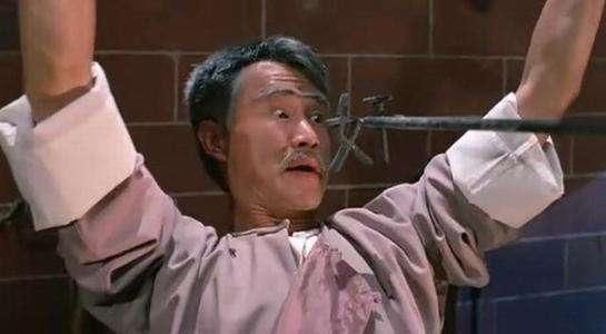在严肃的表情下,也经常会出现一些搞笑的镜头.