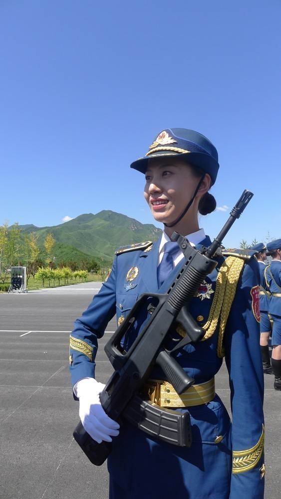 2008年才报名阅兵队员的程诚,如今已经是三军仪仗队女兵中队中队长.