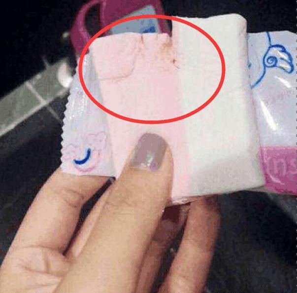 男子帮女友买卫生巾,等女友拿进厕所打开后,整个人都不好了!