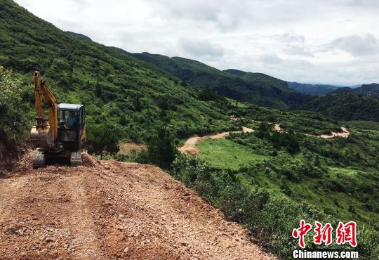 贵州省福泉市仙桥乡正在修建的通组公路. 杨云 摄