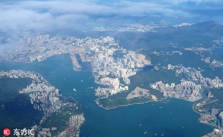 飞机飞入香港境内 空中航拍港岛积木都市看阡陌纵横蔚