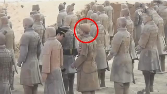 警察上前细看,发现这个兵马俑竟然是由一个真人假扮的.