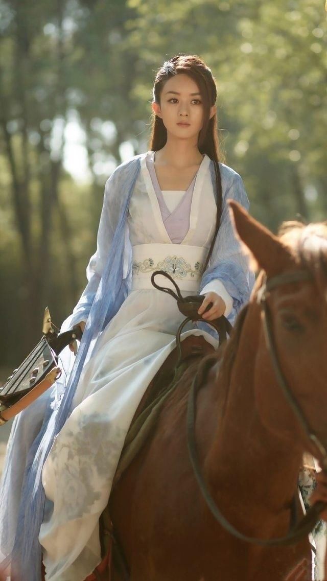 英姿飒爽古装美女骑马照,万茜力压群美!