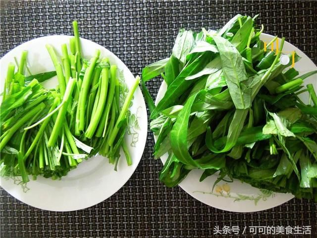 空心菜洗净,分成菜梗和菜叶