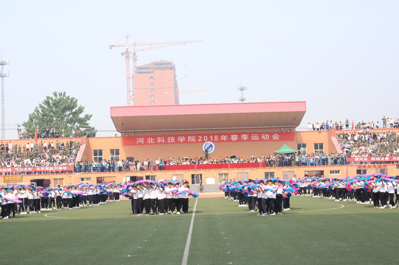 河北保定:河北科技学院千名学生用气球组成中国"梦"