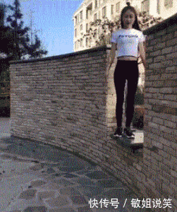 搞笑gif图:小娃娃,你可会找乘凉的地方,把你麻麻的裙子弄得可尴尬了