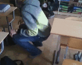 搞笑gif:听说这个学校美女挺多?