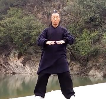 八段锦,是中国传统保健功法.