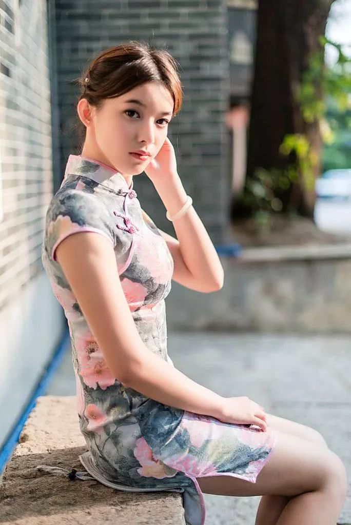 在一场蒙蒙细雨之中,撑一把油纸伞,旗袍成为这江南美景里面最唯美的