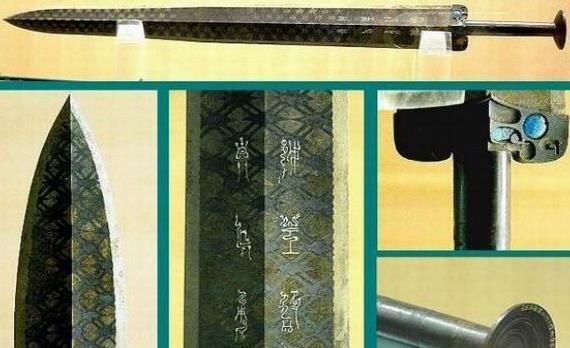 越王勾践剑出展新加坡,被工作人员弄坏,"伤口"之大,让