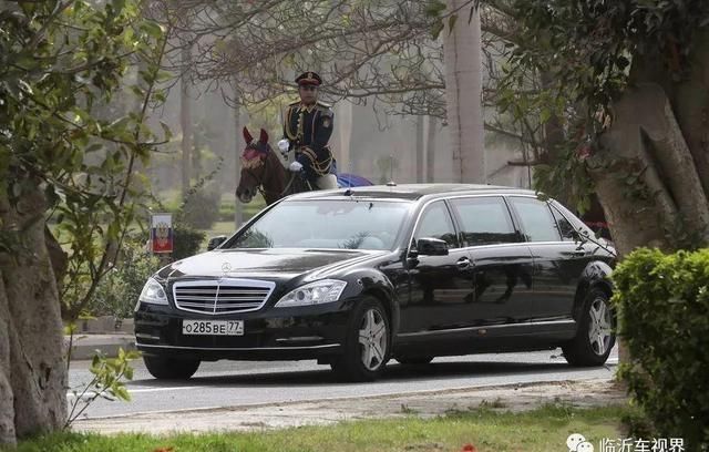 普京为何只乘坐这款奔驰普尔曼加长防弹车?厂家:滴水不漏的安全