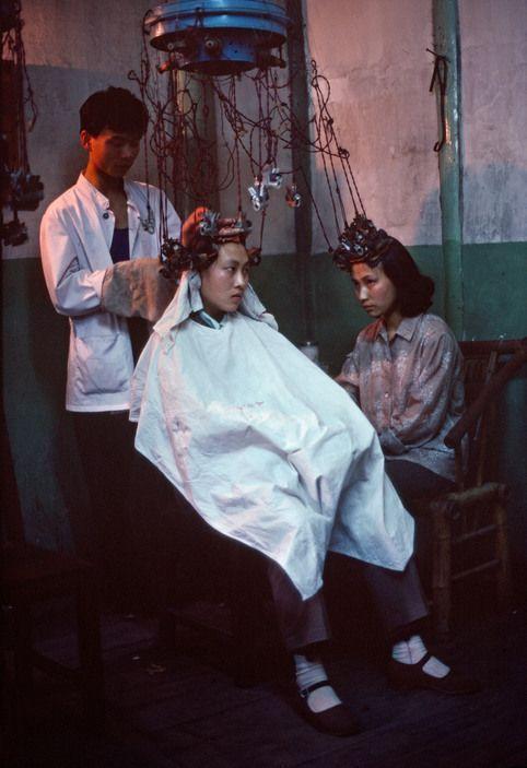 理发店里两位烫头发的美女.