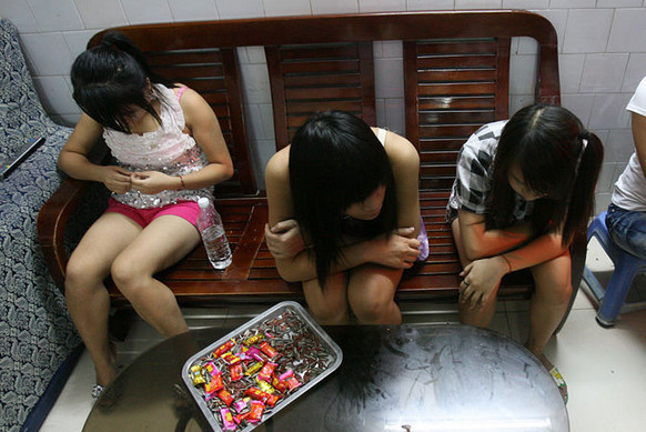 十堰捣毁一淫窝 查获20余涉嫌卖淫嫖娼人员 近日,张湾公安分局多警种