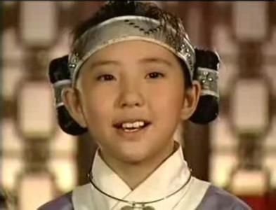 曾思敏(左) 《小李飞刀》"龙小云"扮演者——张辰 张辰,女,1989年9月