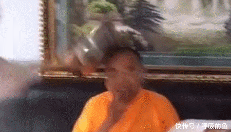 搞笑gif:有没有觉得女生扎头发时的样子很美!