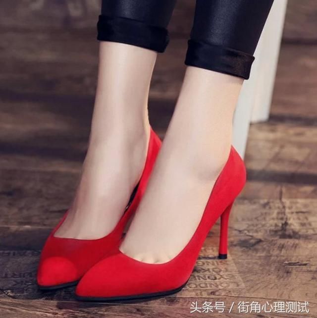 灵签占卜:4双高跟鞋,哪双最名贵?测你的冲动消费指数有多高?