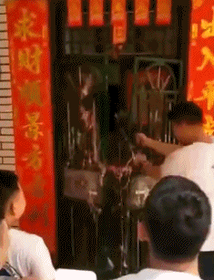 搞笑gif趣图:这位姑娘绝对是靠实力证明的自己!