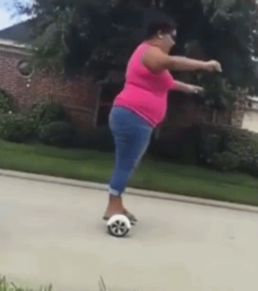 搞笑gif:自己把自己都萌翻了,这亲的太实在了!